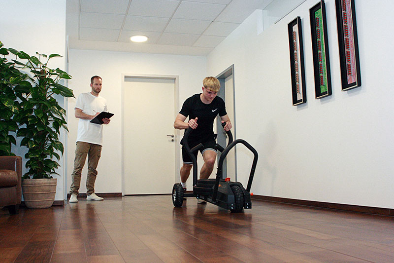 Physiotherapeut beim Training mit Patient