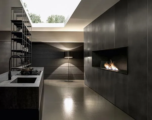 Cuisine Modulnova Blade sur-mesure en Haute-Savoie avec façades en bois sombre et plan de travail en pierre design