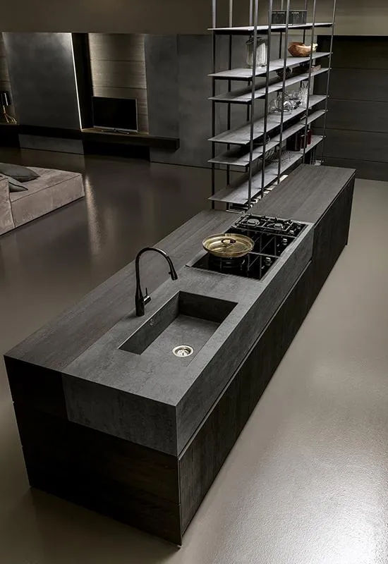 Cuisine Modulnova Blade sur-mesure en Haute-Savoie avec façades en bois sombre et plan de travail en pierre design