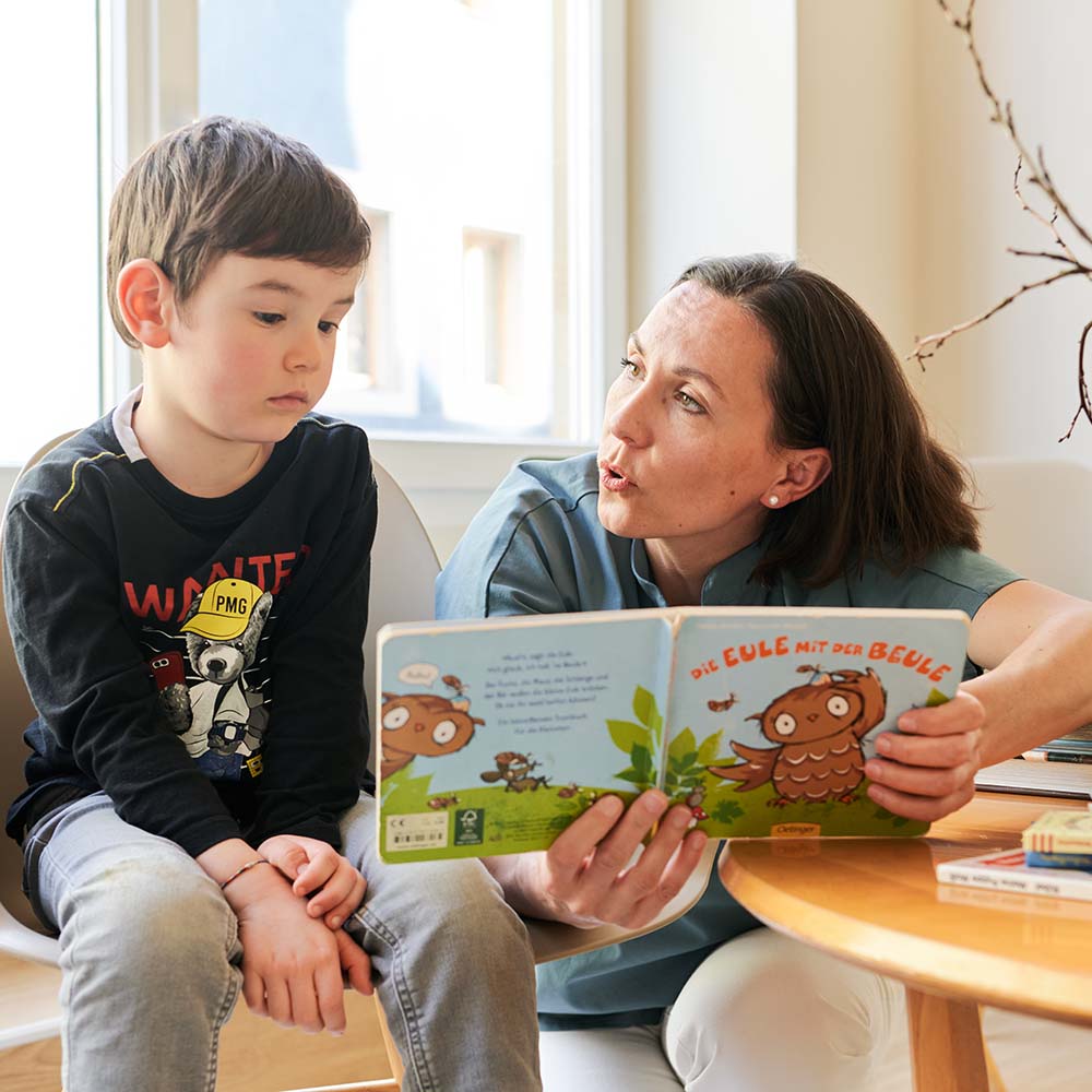 Dr. Irina Heeren unterhält einen jungen Patienten