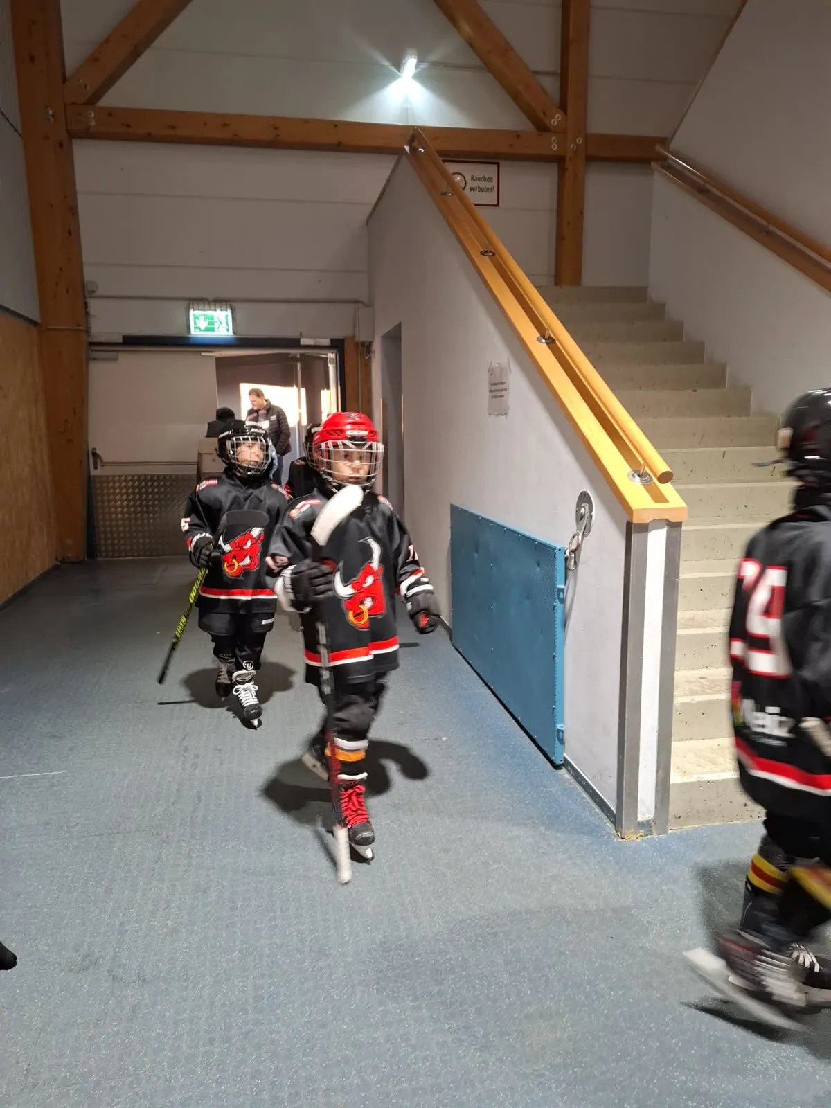 Zwei Spieler der Bulls Weiz gehen aus der Kabine zum Eis