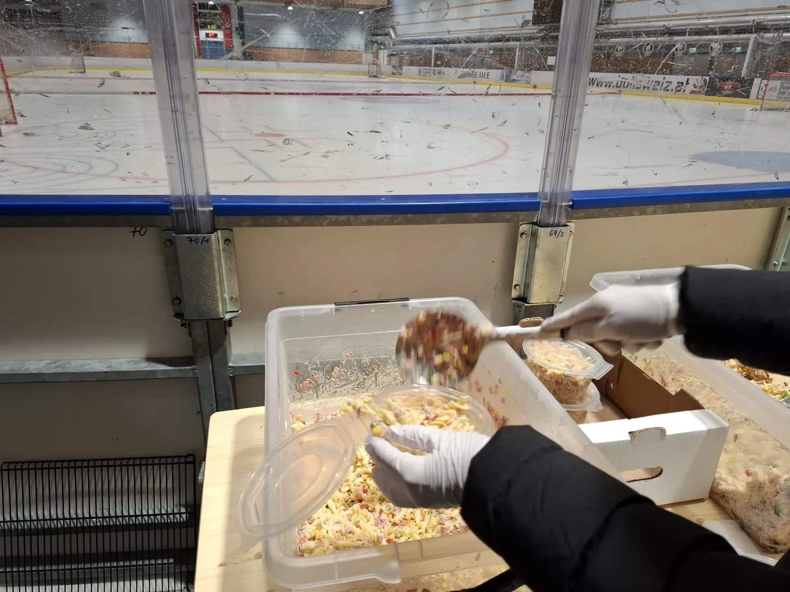 Essensausgabe in der Kantine mit Blick auf die Eisfläche