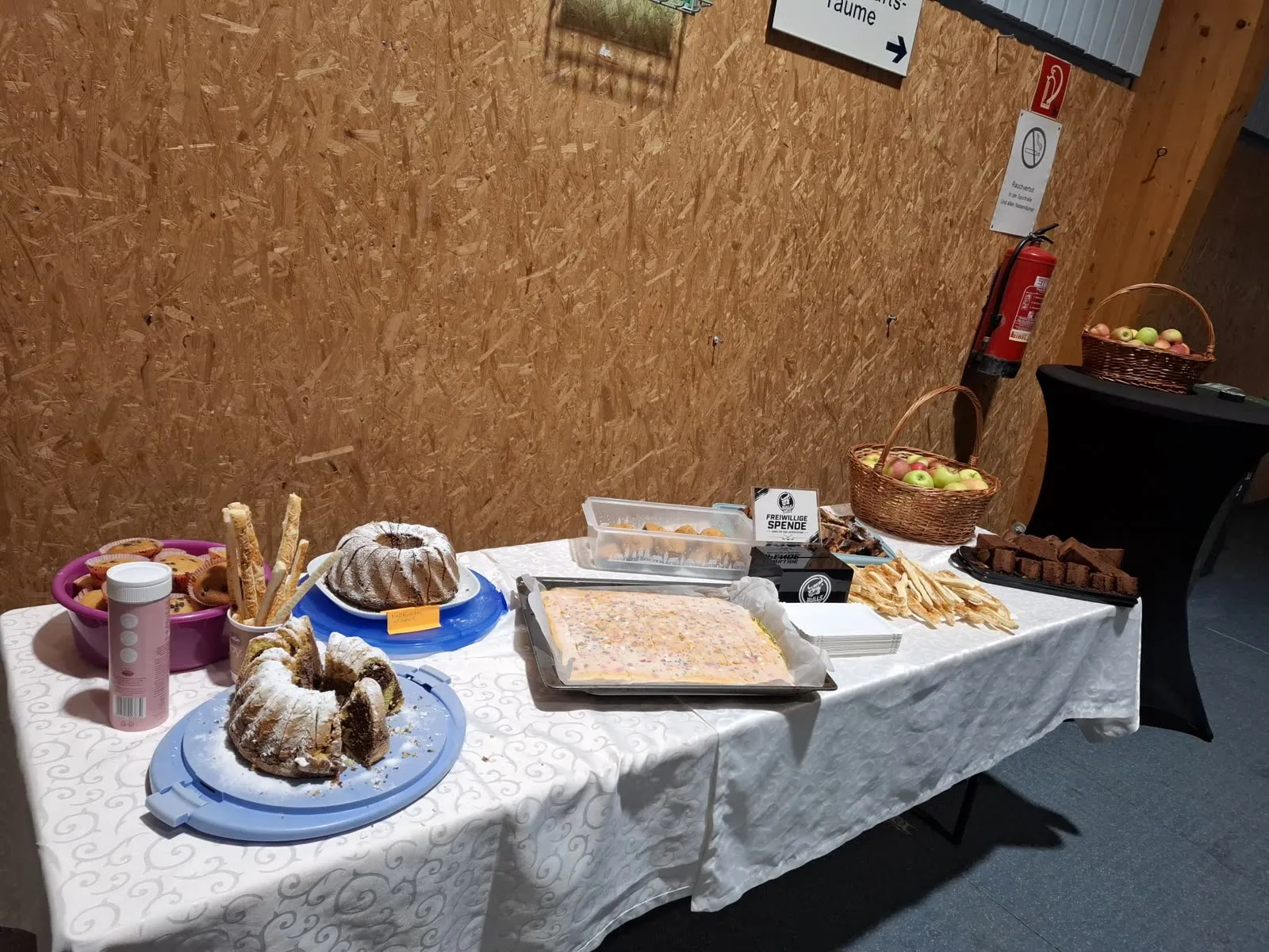 Kuchenbuffet der Kantine mit Kuchen, Gebäck und Äpfeln