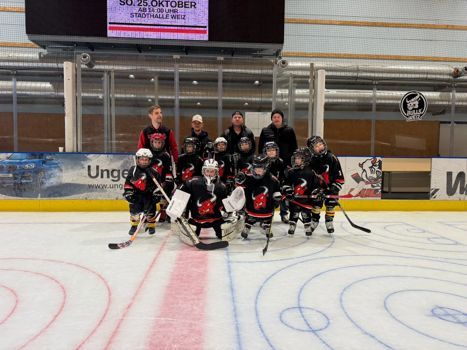 Mannschaftsfoto der Bulls Weiz mit Spielern und Trainern auf dem Eis