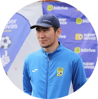 Man wearing a blue sports jacket and black cap standing in front of a backdrop with Super Novas and inDrive logos.