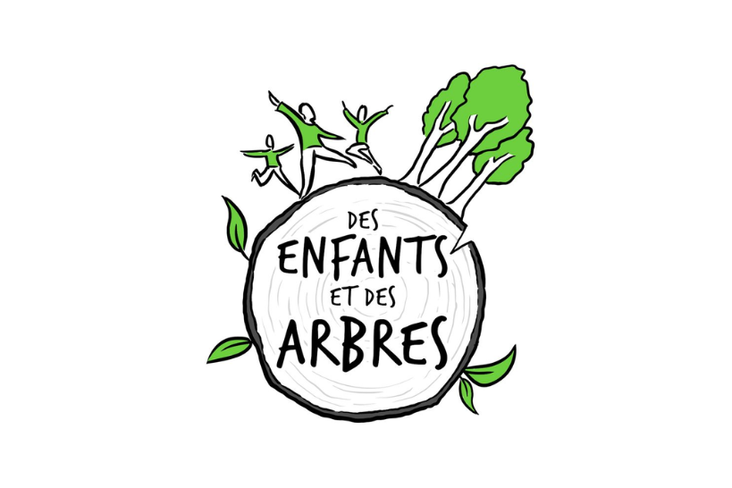 Des enfants et des arbres