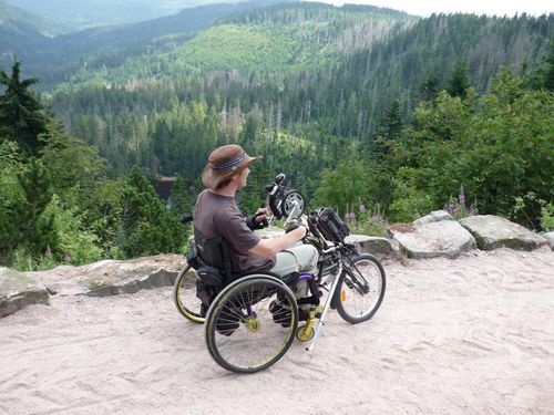 Hans-Peter Matt mit Handbike im Naturpark