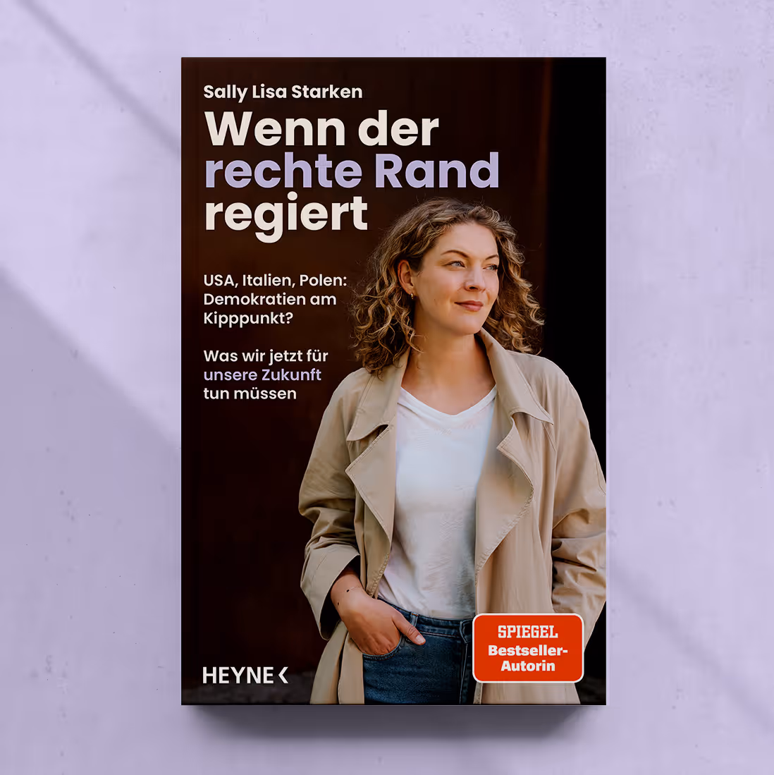 Buchcover von „Wenn der rechte Rand regiert“ von Sally Lisa Starken, das eine Frau in einem beigen Trenchcoat zeigt, die vor einem dunklen Hintergrund zur Seite blickt.