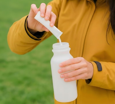 Electrolyte powder hydration