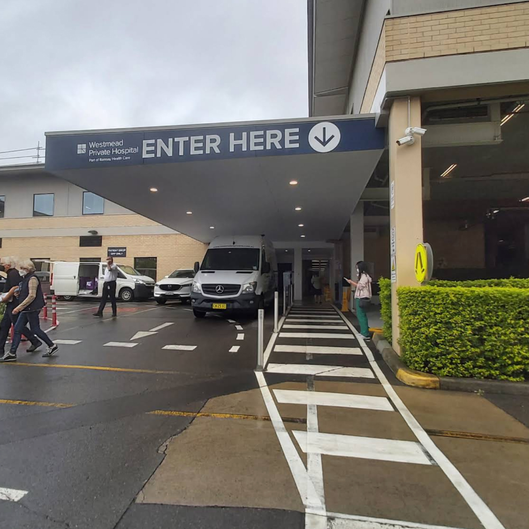 A cozy clinical therapy room featuring a desk, and two couch chairs arranged for client sessions.