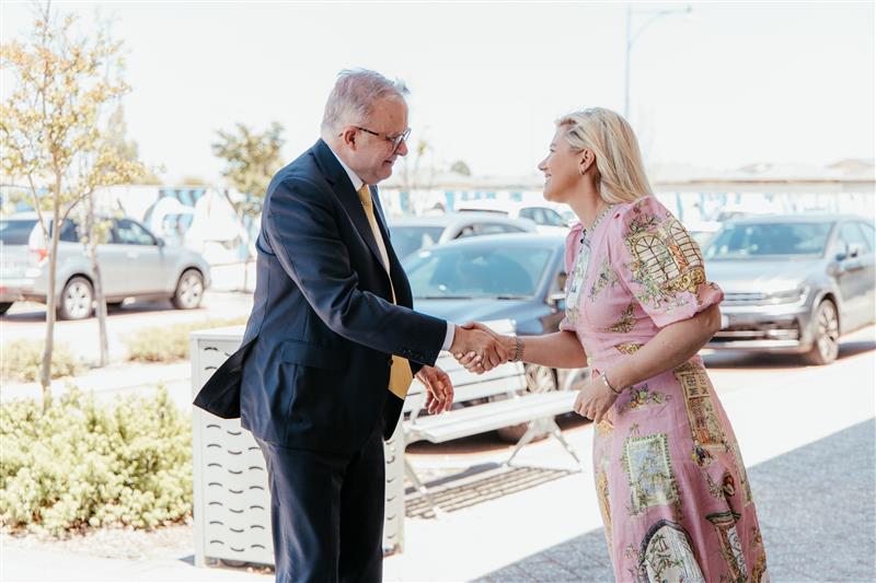 Prime minister, Anthony Albonese, and Gidget Foundation CEO, Arabella Gibson, shaking hands.