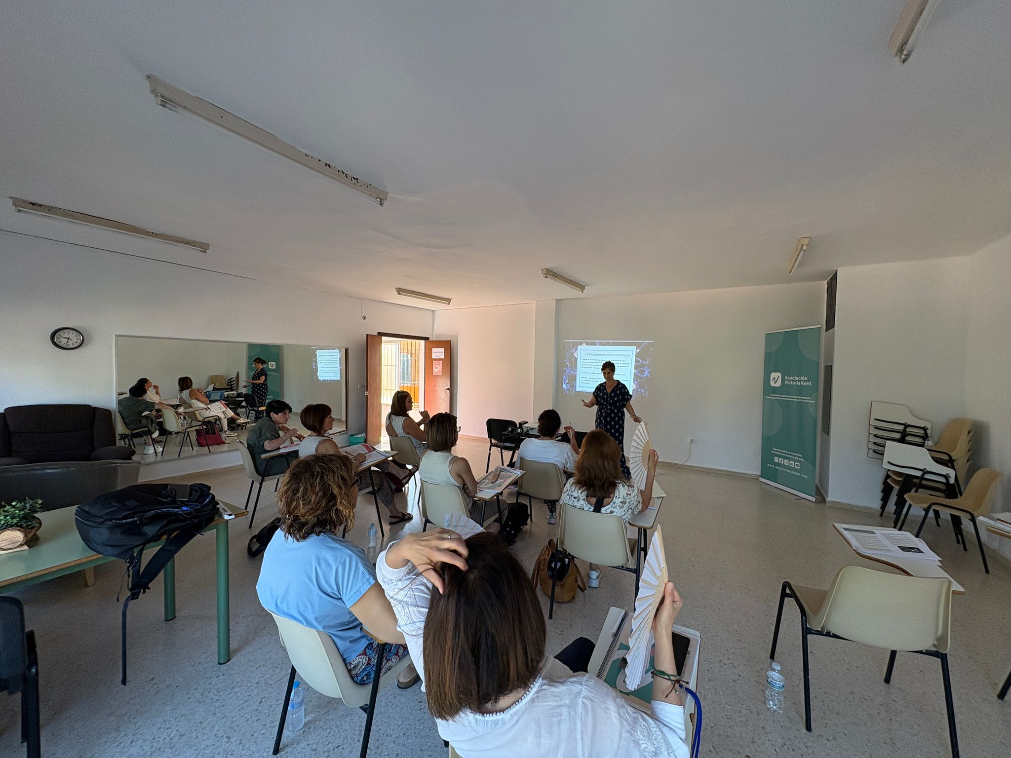Maestras italianas participan en un taller sobre redes sociales, IA y violencia de género