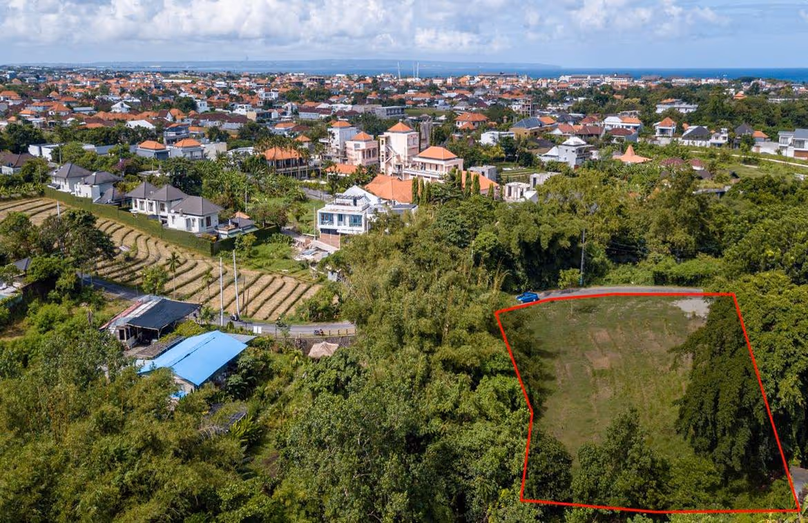 Plot for sale in Perernan