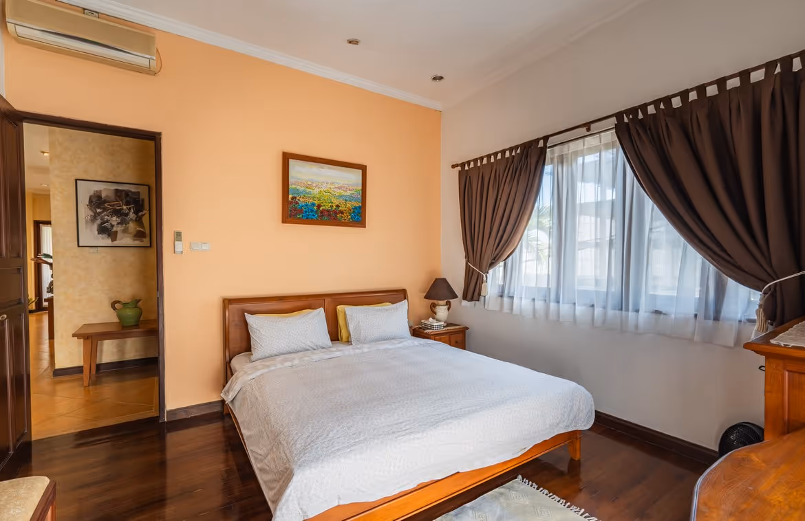 Three-bedroom freehold villa in central Petitenget