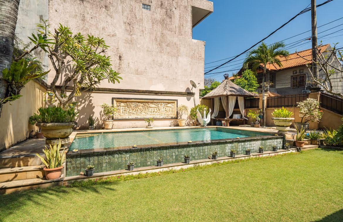 Three-bedroom freehold villa in central Petitenget