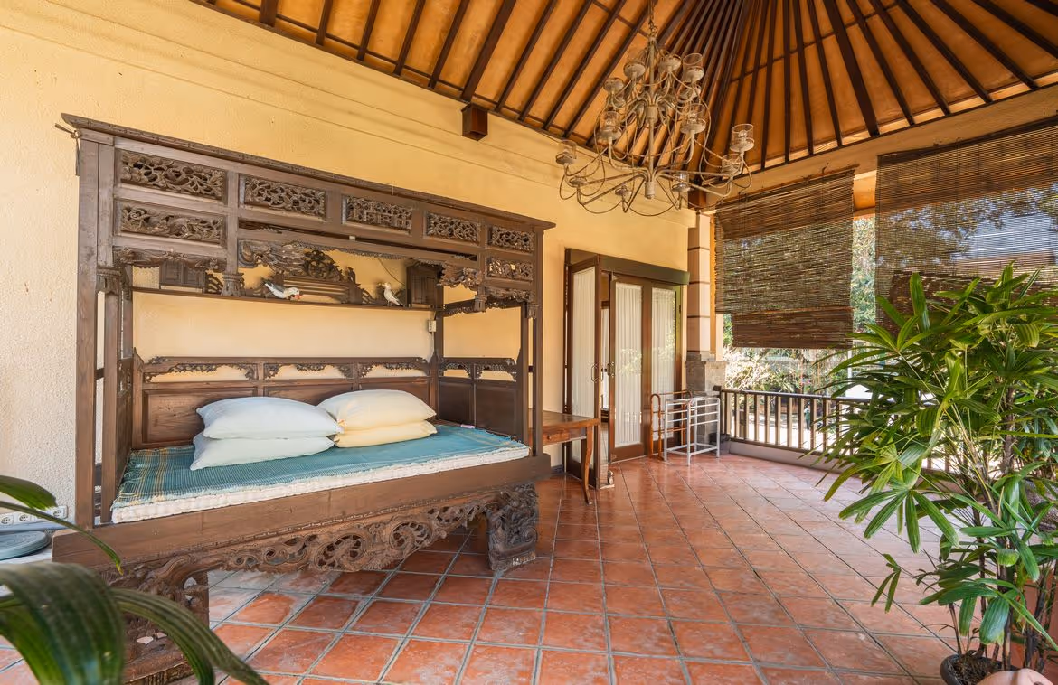 Three-bedroom freehold villa in central Petitenget