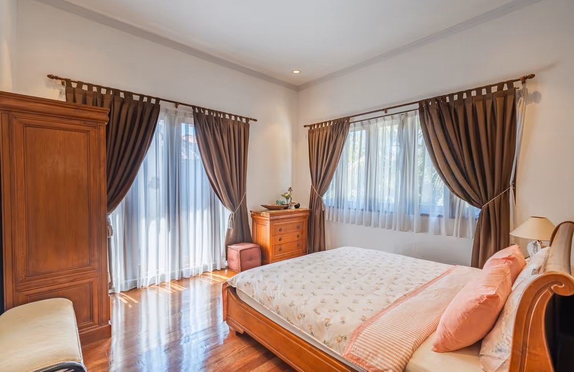 Three-bedroom freehold villa in central Petitenget