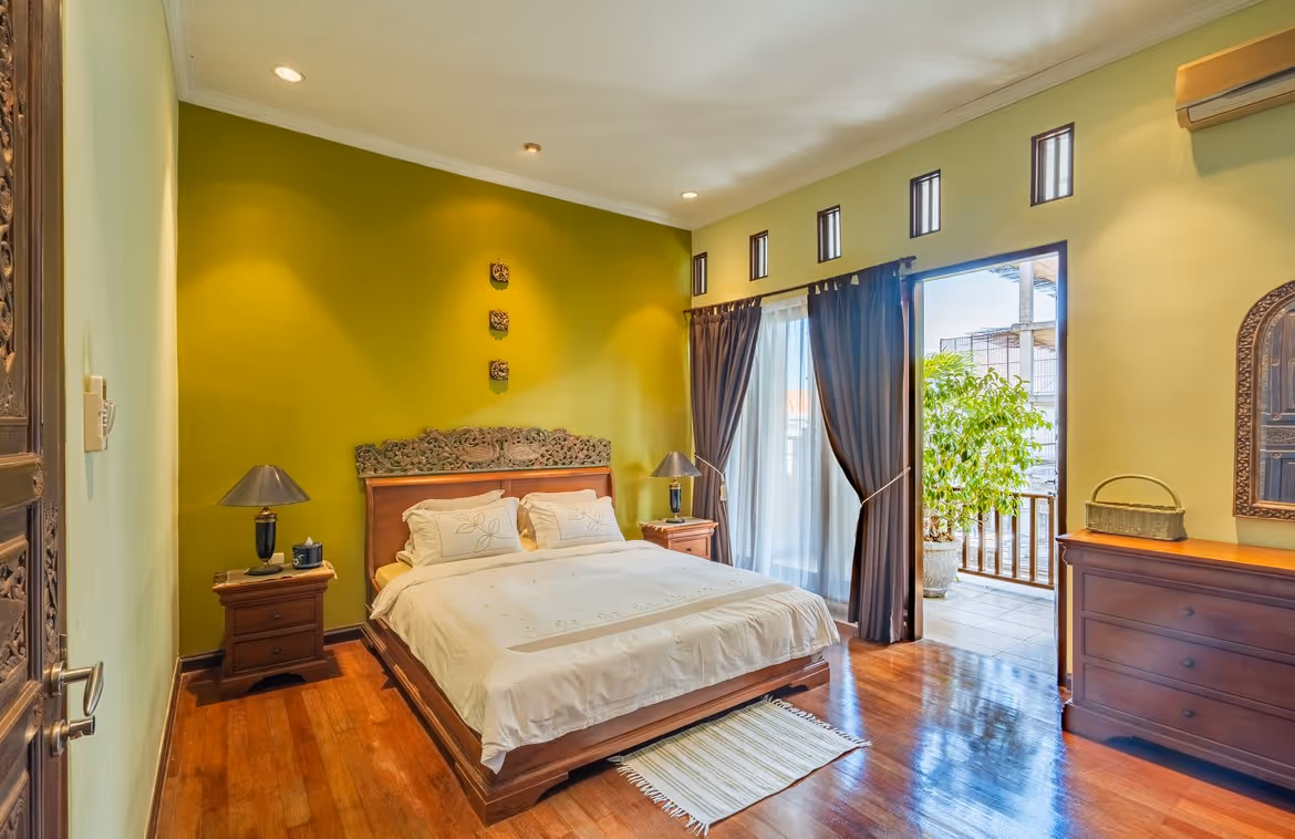 Three-bedroom freehold villa in central Petitenget