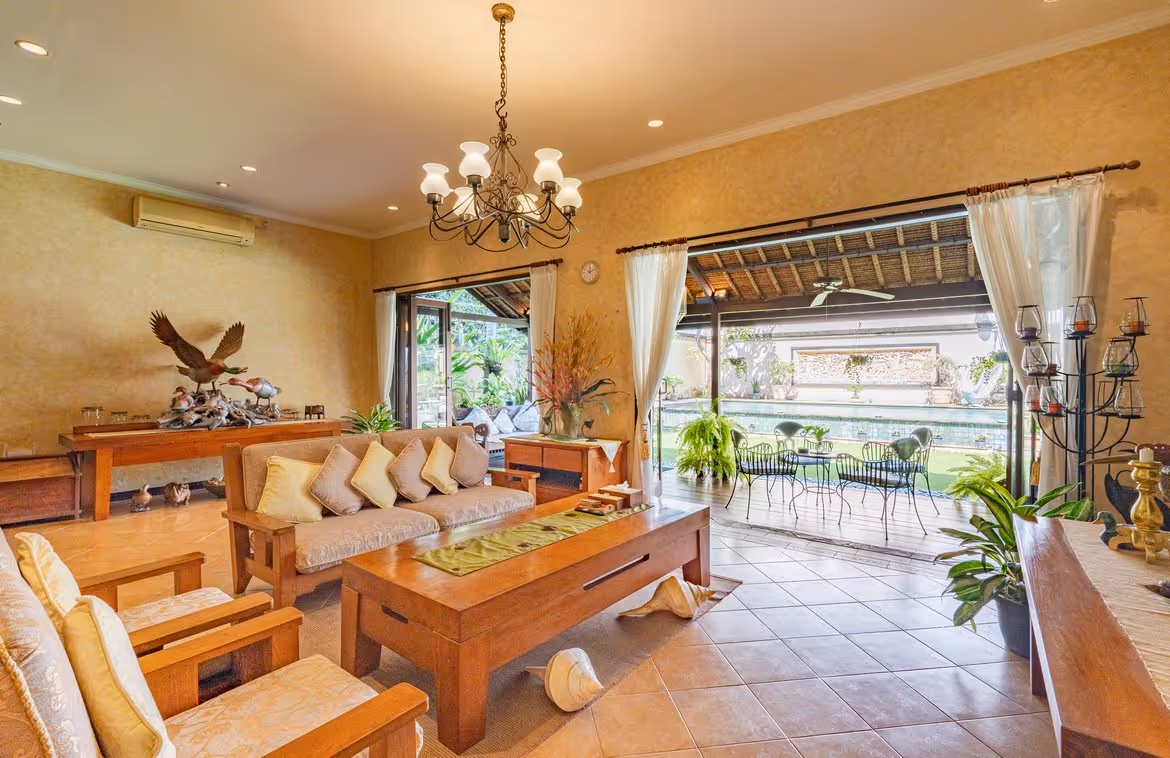 Three-bedroom freehold villa in central Petitenget