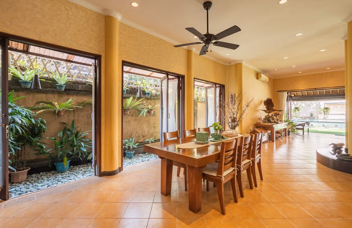 Three-bedroom freehold villa in central Petitenget