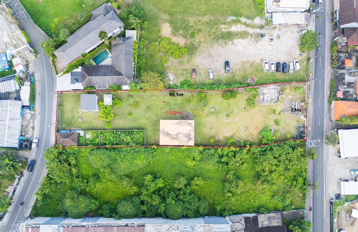 This rare commercial plot on bustling Batu Bolong Street ticks all the boxes. With dimensions of 98.5 metres deep and 23 metres wide, offering a total of 2,300sqm, it is ideally suited for commercial development. The land benefits from dual access via Batu Bolong and Kayu Tulang streets, providing flexibility for any design concept.‍ The plot is flat, dry, and ready to build, with electricity already onsite and the certificate issued. Surrounded by shops and restaurants and just 2km from the beach, this prime location guarantees high visibility and a steady flow of potential customers passing by.‍ Commercial plots in this area are rarely available and don’t stay on the market for long. Don’t miss this opportunity.