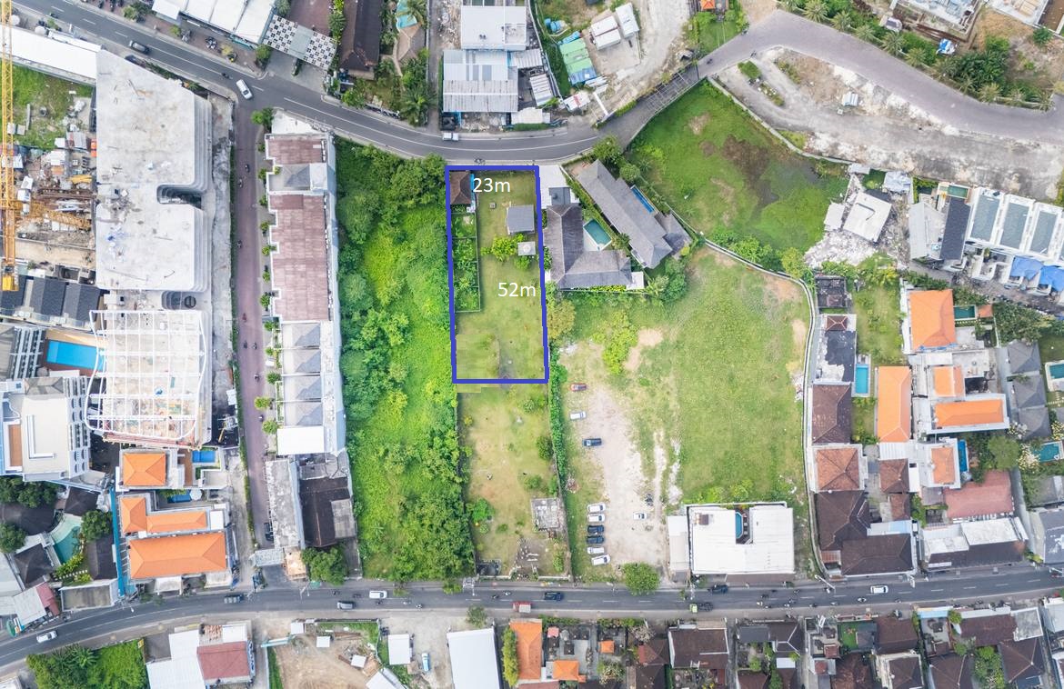 Lahan komersial langka di Jalan Batu Bolong yang ramai ini memenuhi semua kriteria Anda. Dengan dimensi ..... meter ke belakang dan ... meter ke samping, menawarkan total luas 1.200m2, lahan ini sangat cocok untuk pengembangan komersial. Tanah ini memiliki akses ganda melalui Jalan Batu Bolong dan Jalan Kayu Tulang, memberikan fleksibilitas untuk konsep desain apa pun.‍ Lahan ini datar, kering, dan siap bangun, dengan listrik yang sudah tersedia di lokasi dan sertifikat yang sudah terbit. Dikelilingi oleh berbagai toko dan restoran serta hanya berjarak 2 km dari pantai, lokasi strategis ini menjamin visibilitas tinggi dan arus pelanggan potensial yang terus mengalir.‍ Lahan komersial di area ini jarang tersedia dan cepat terjual. Jangan lewatkan kesempatan ini.