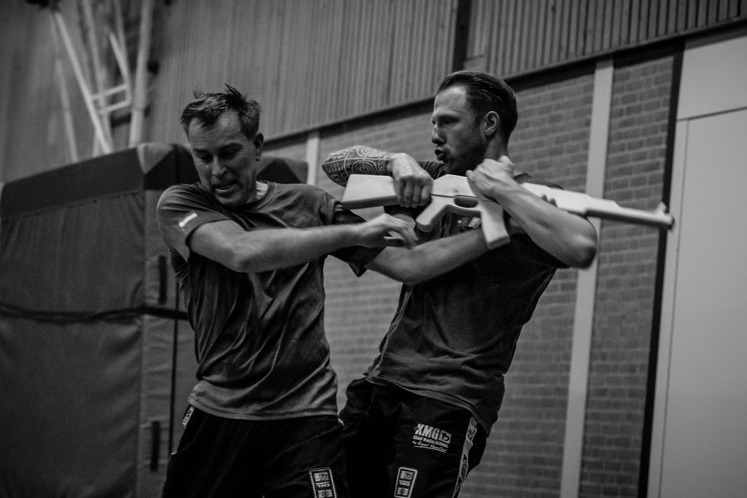 Krav Maga polaznici demonstriraju tehniku oružja sa dugim cevima