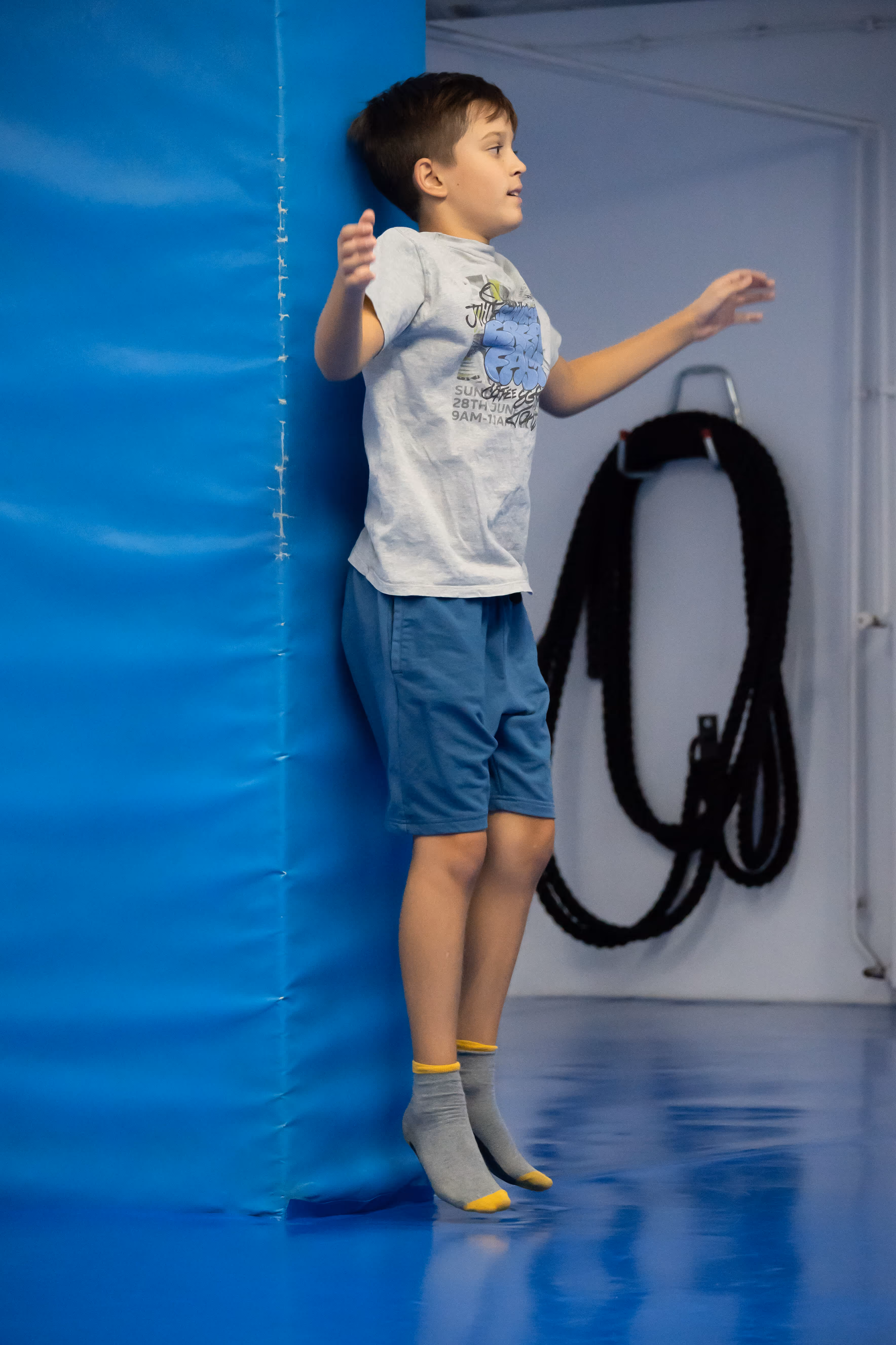 Decak se zagreva za Krav Maga trening