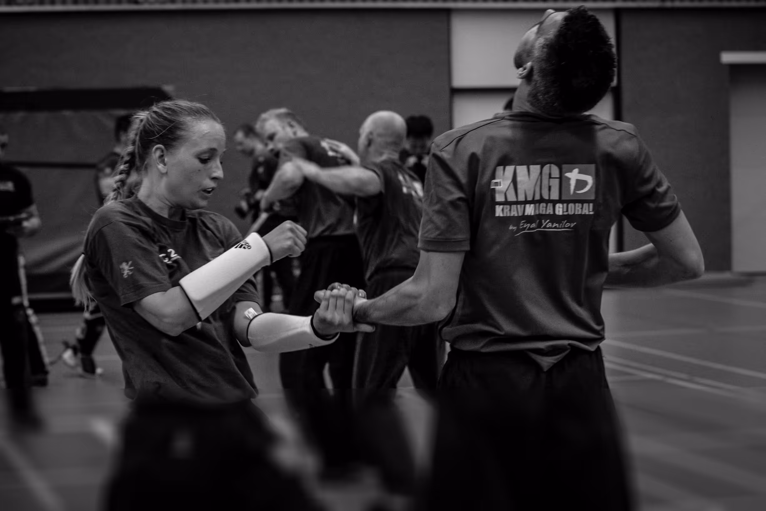 Krav Maga praktikanti na treningu zvode tehniku