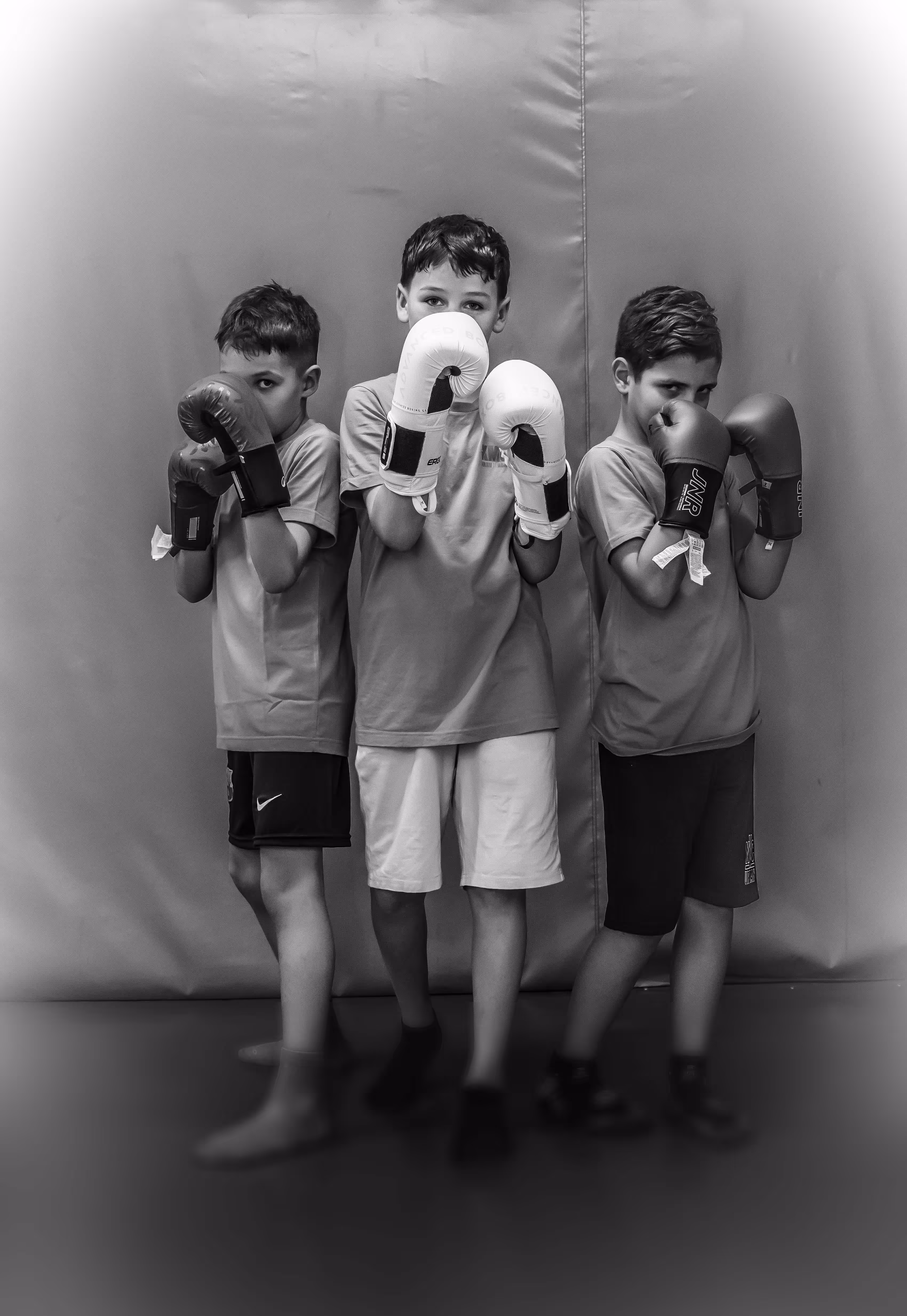 Deca sa rukavicama za boks krav Maga trening