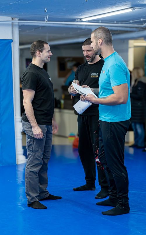 Marko Vuković sa ostalim instruktorima kluba krav Maga Myrmidons