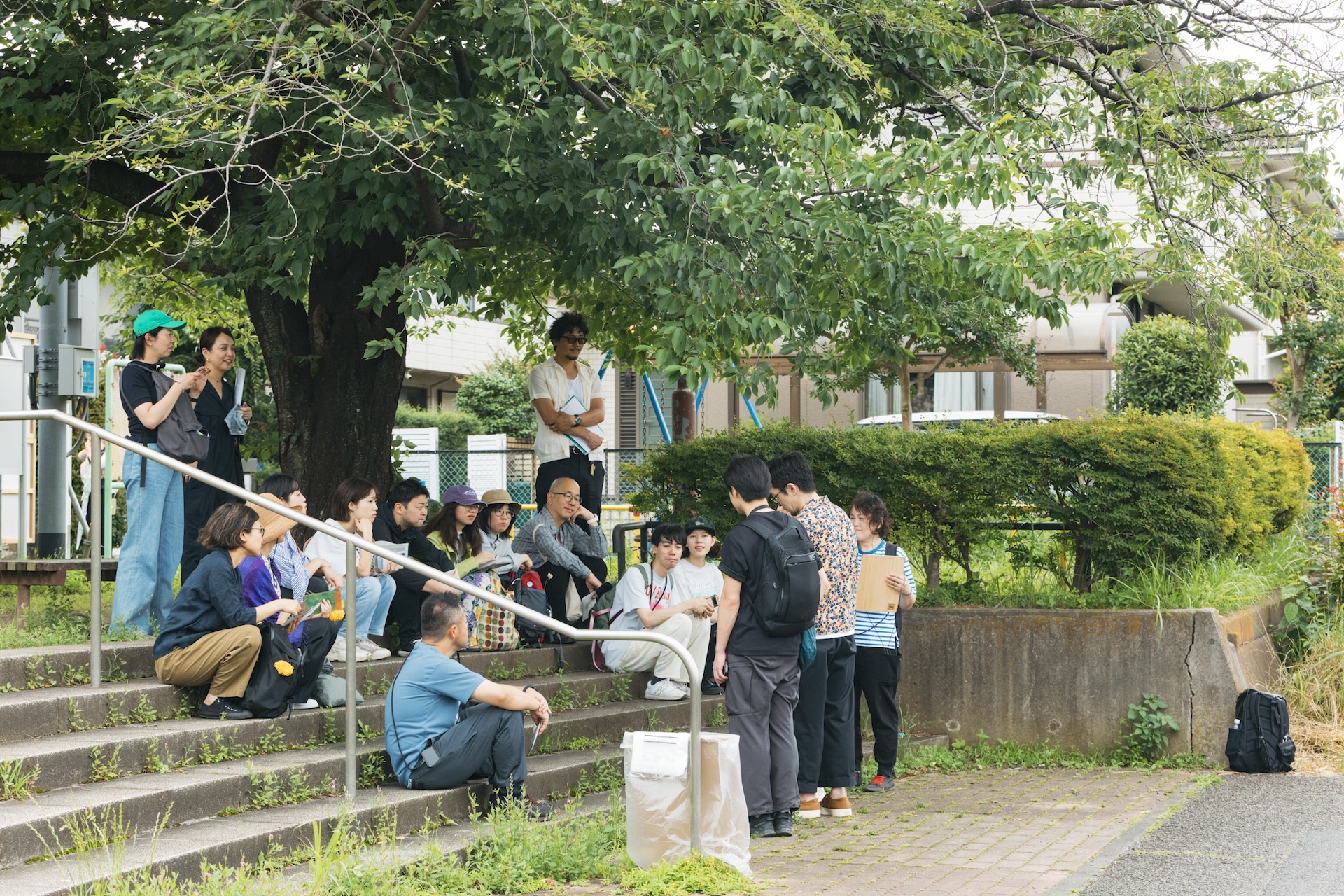 木陰でツアーを振り返り