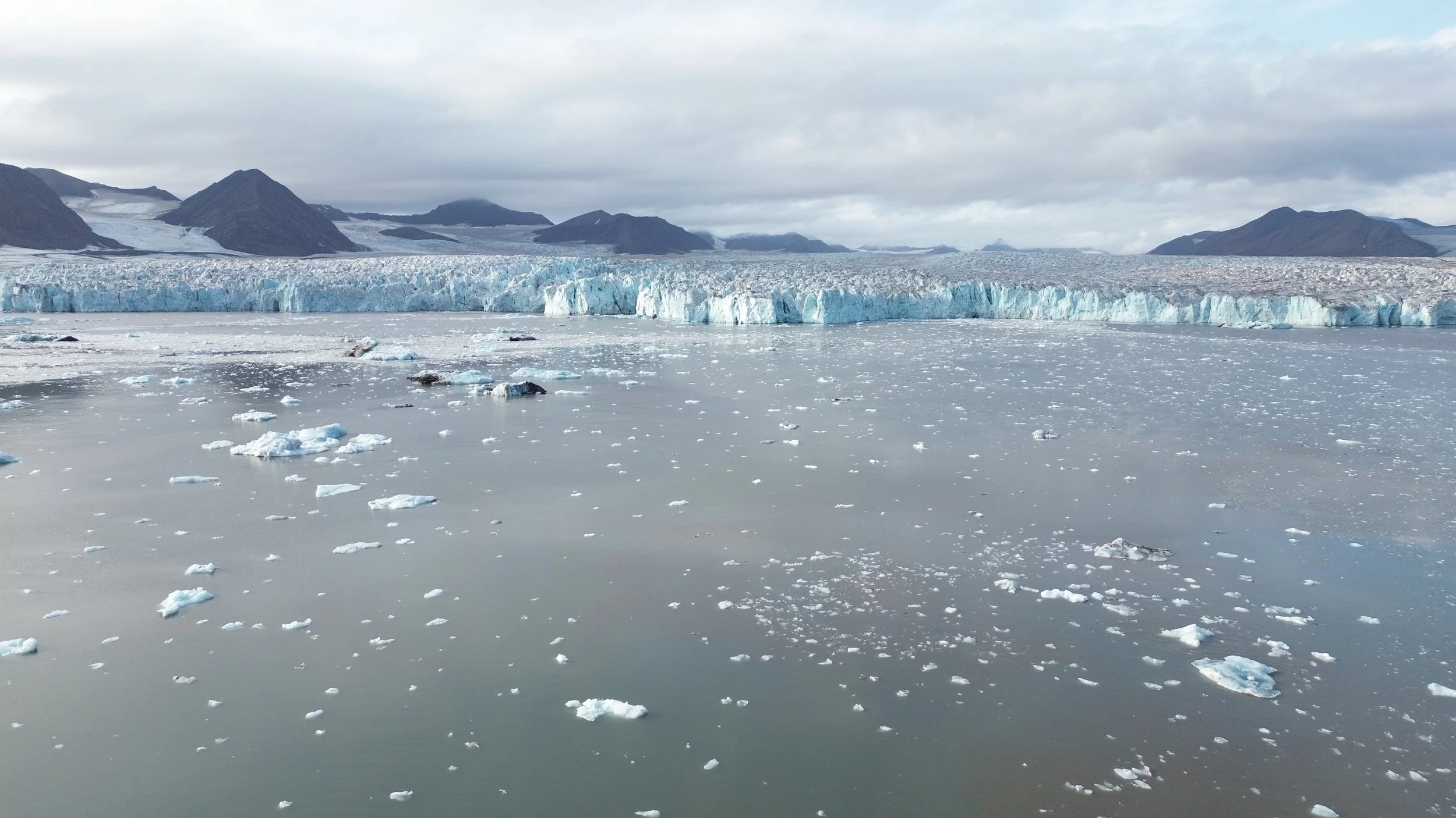 Iskanten på Savlbard sett fra sjøen