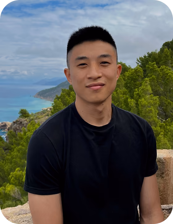 David Li, ein junger Mitarbeiter von checkyeti, vor einer Urlaubskulisse