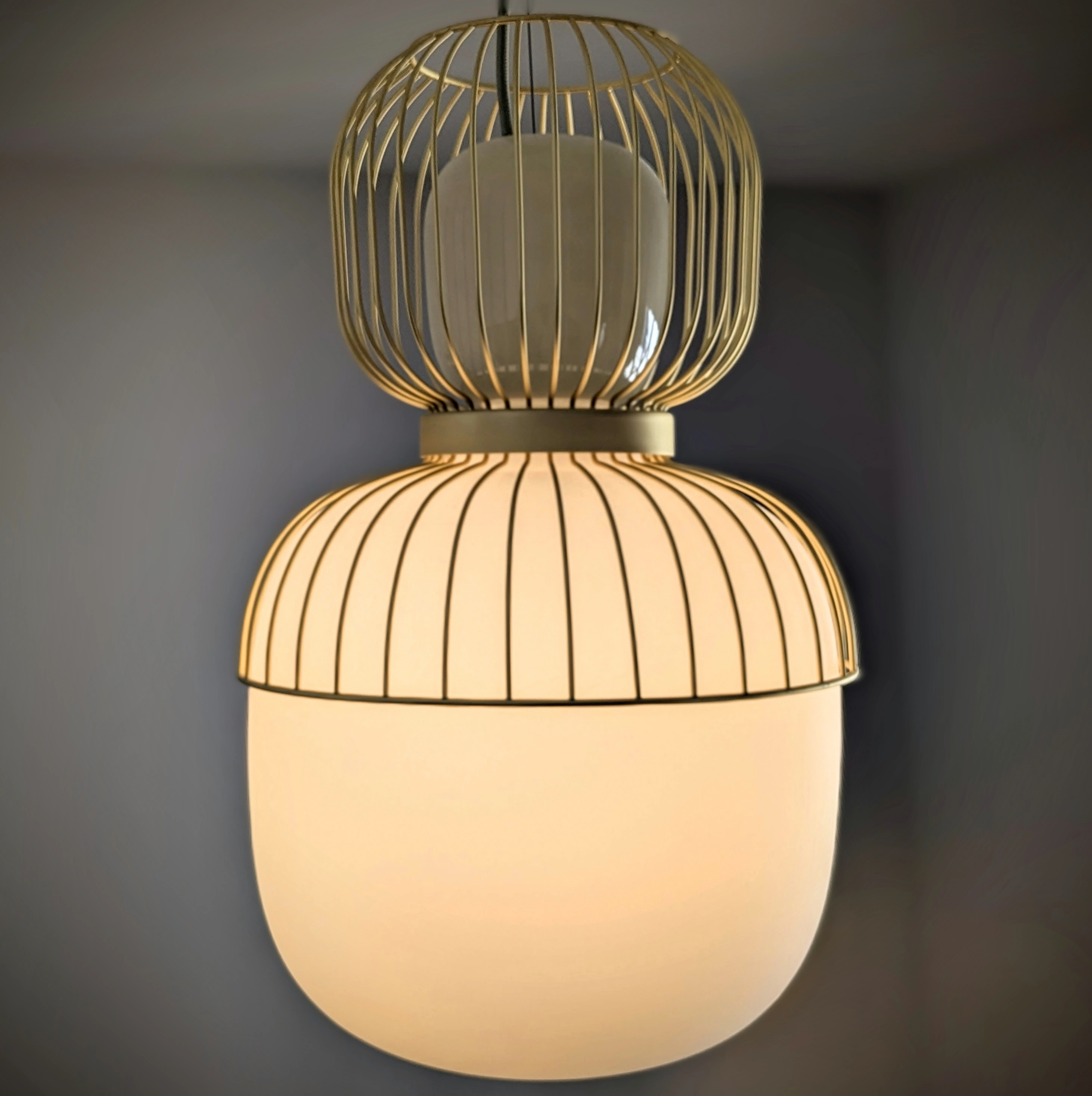 Suspension luminaire design forme gland en métal doré et verre blanc opale.