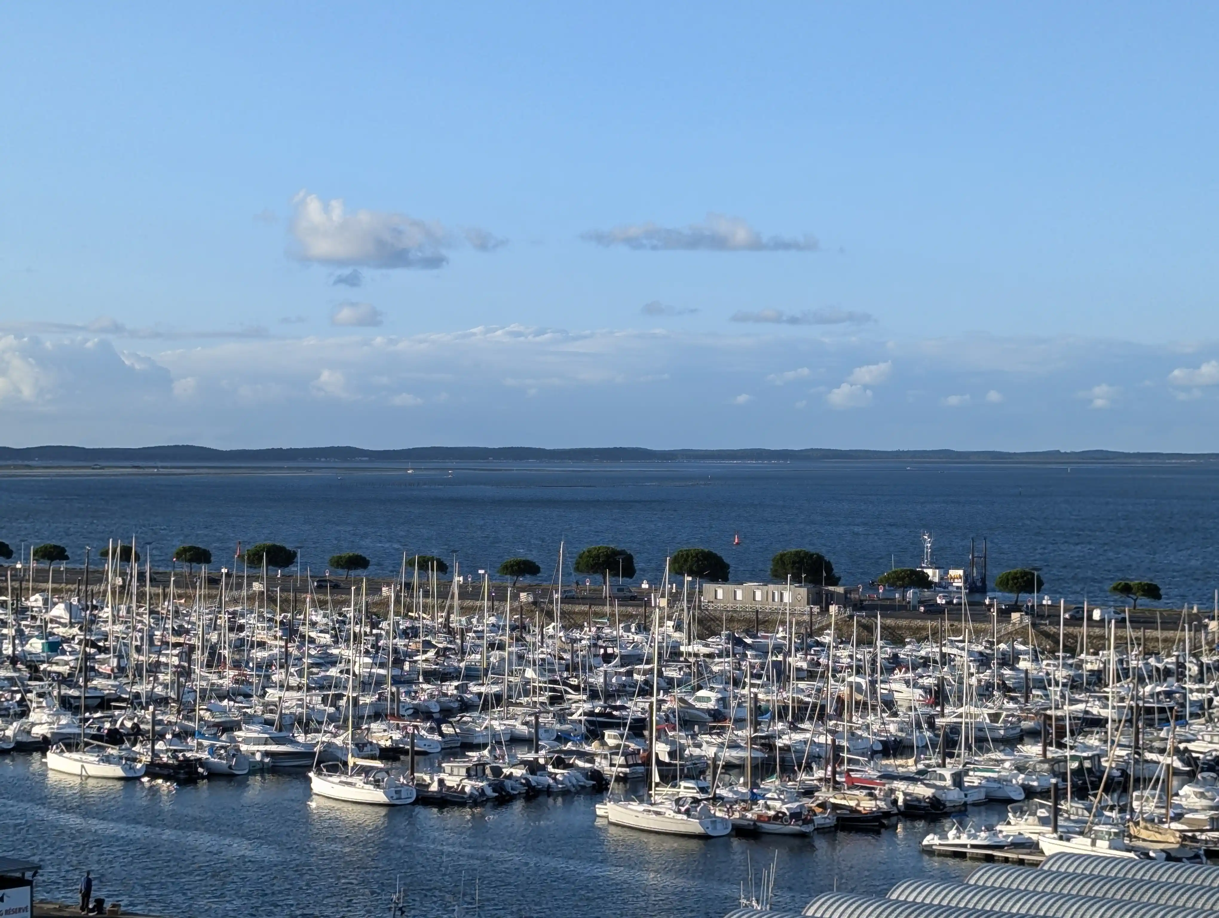 vue du port d'Arcachon dans le quartier Aiguillon. Vue du Bassin d'Arcachon.