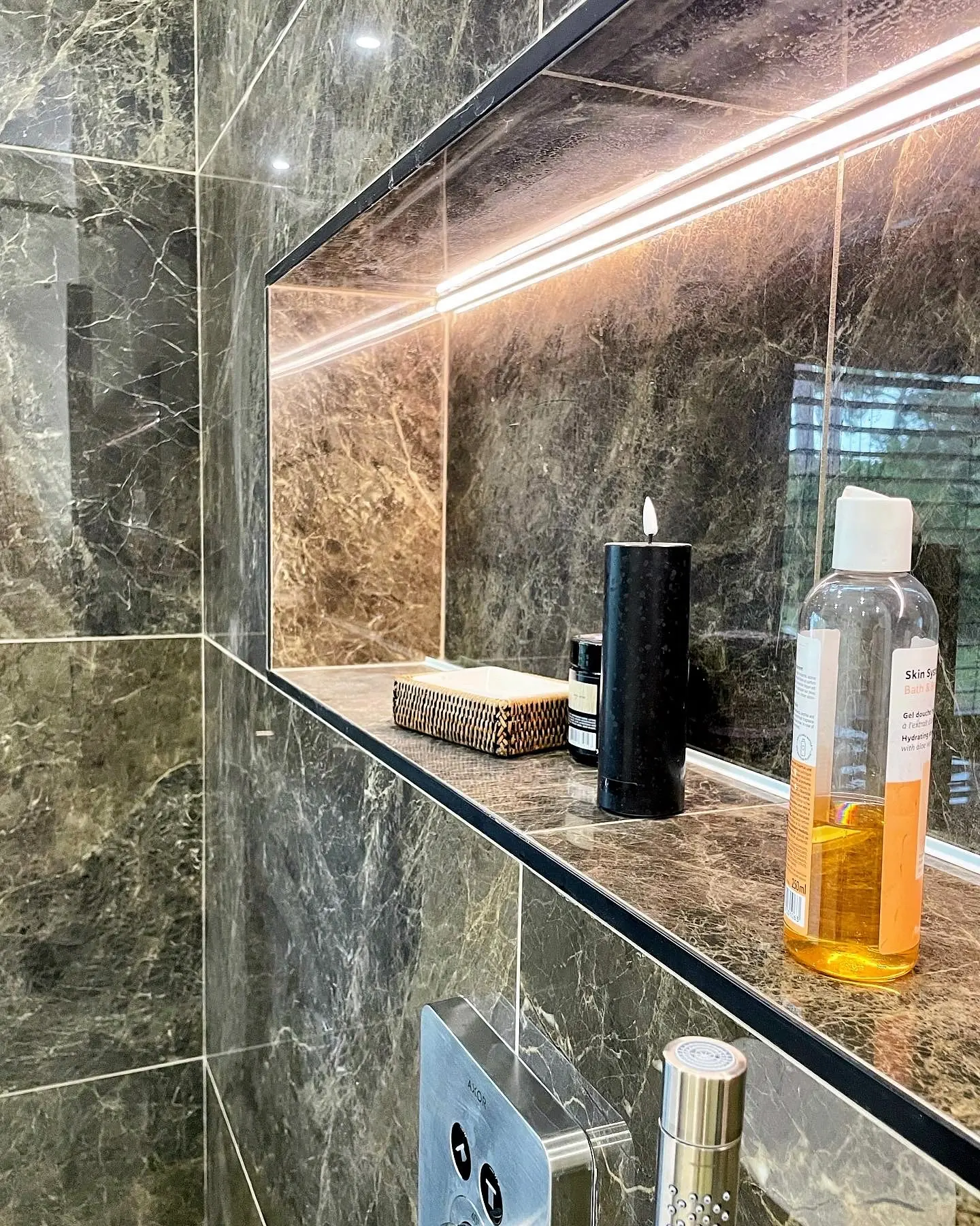 Niche douche rétroéclairée led, carrelage mural marbre et robinetterie encastrée
