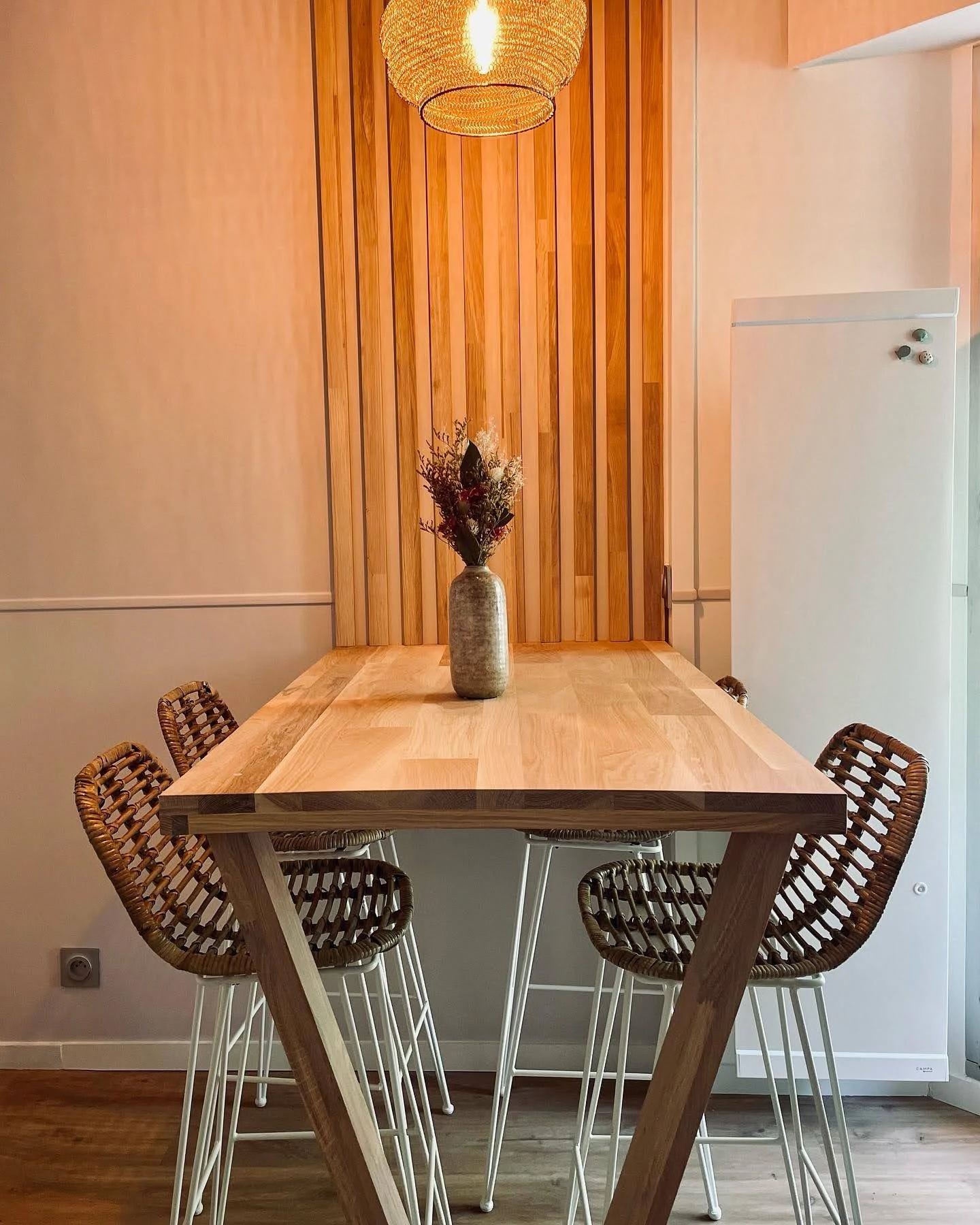 Table en bois sur mesure dans le coin cuisine d'un appartement rénové