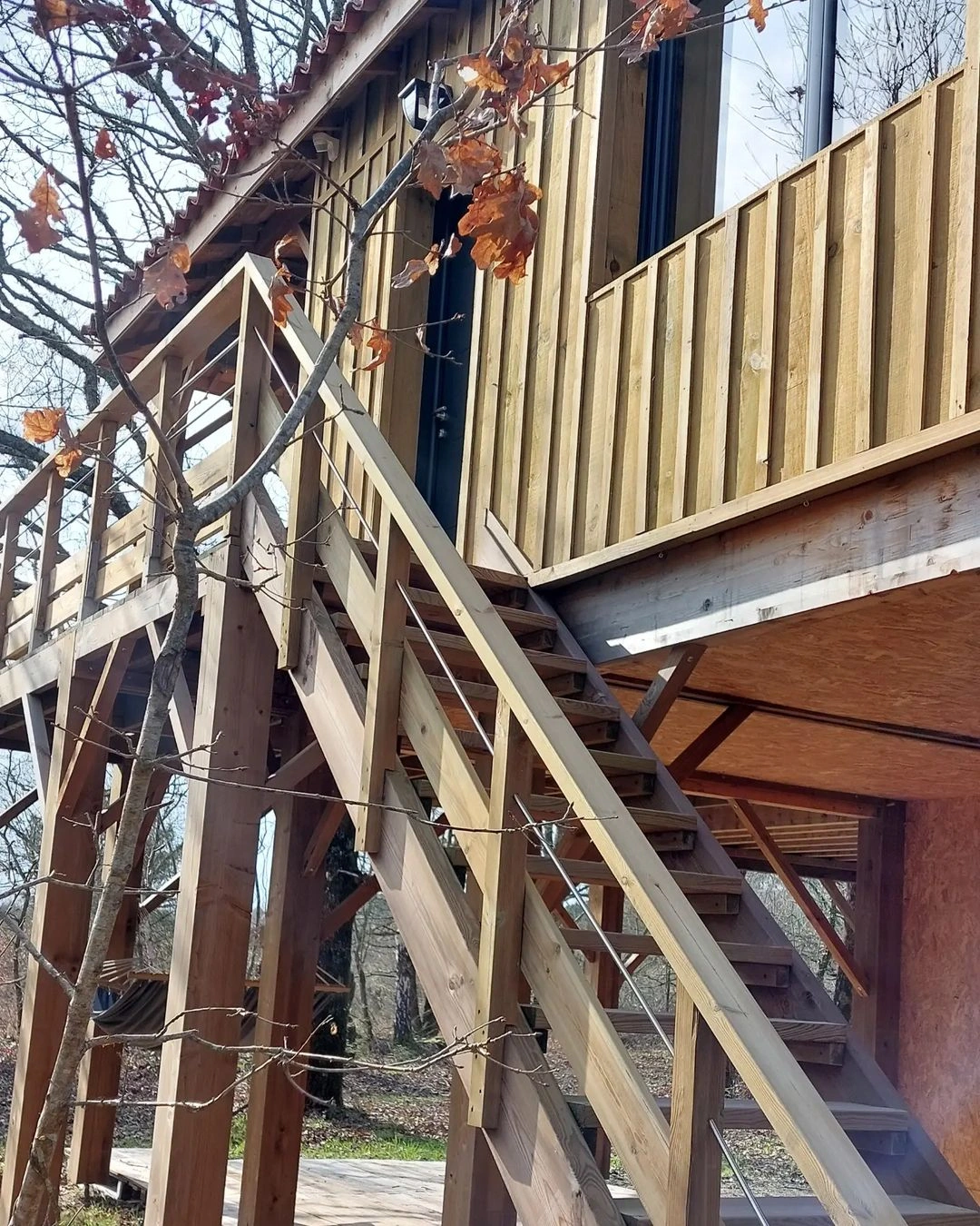 gîte en bois sur pilotis
