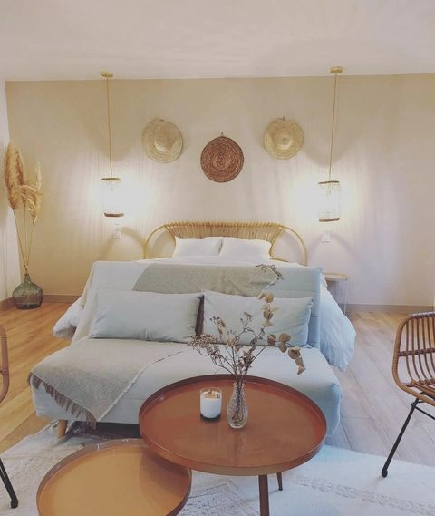 pièce de vie d'un gîte en bois sur pilotis