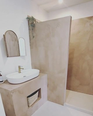 salle d'eau esprit bali avec douche à l'italienne et vasque