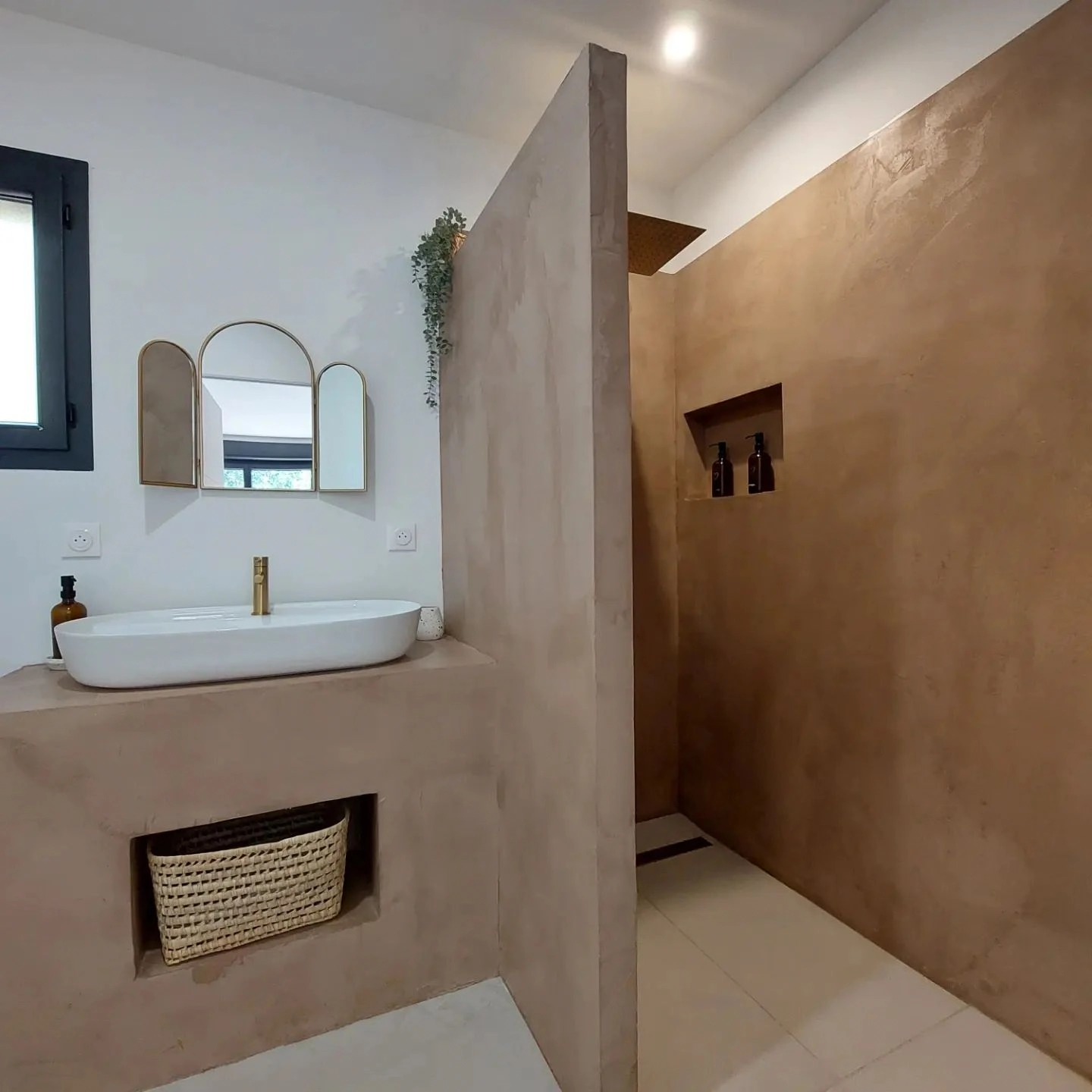 salle d'eau esprit bali avec douche à l'italienne avec niche intégrée et vasque