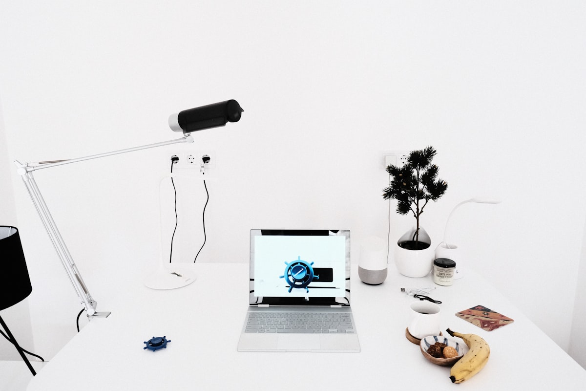Ordinateur portable sur un bureau clair