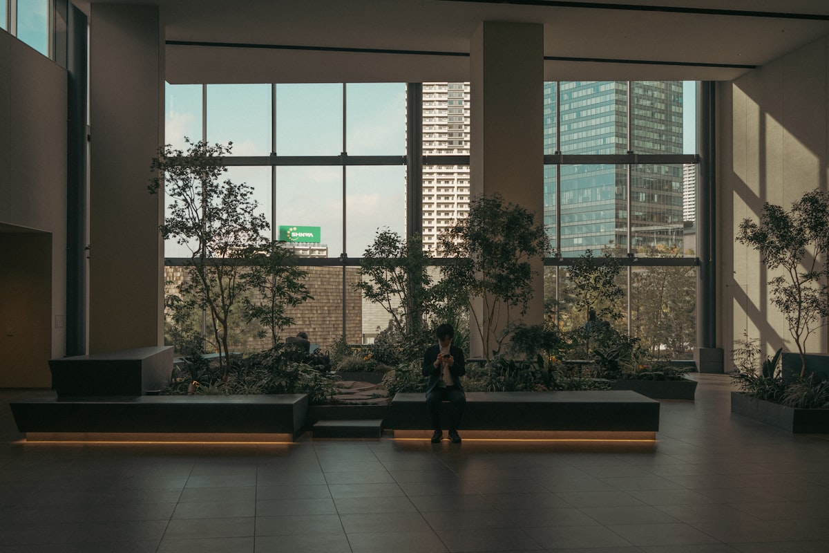Hall lumineux avec plantes