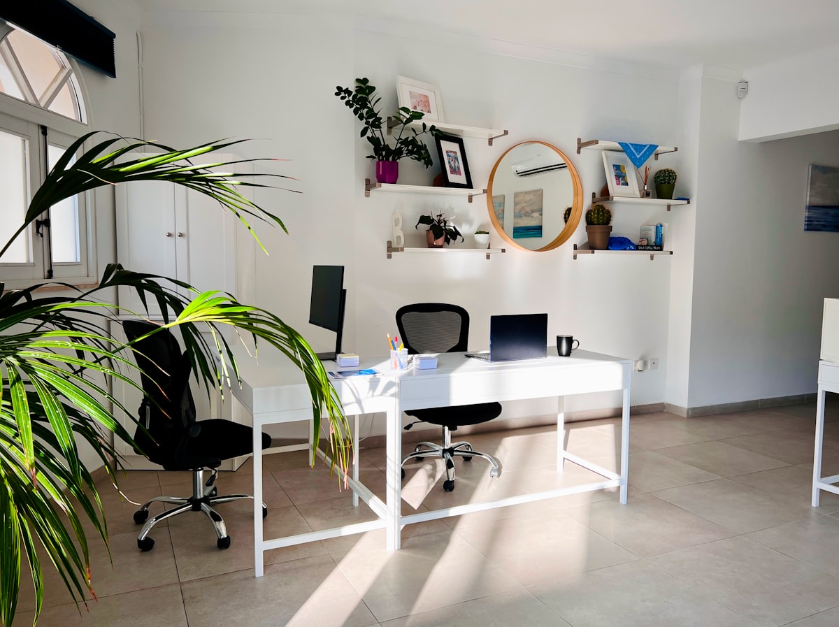 Bureau avec plantes