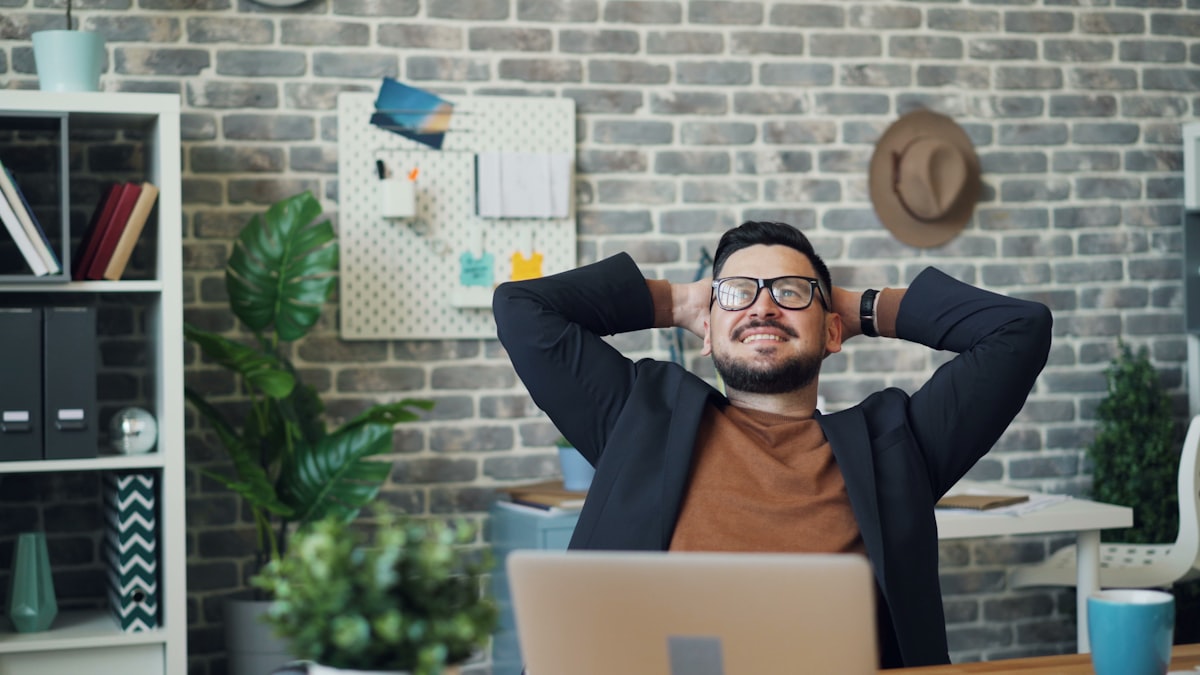 Personne détendue à son bureau