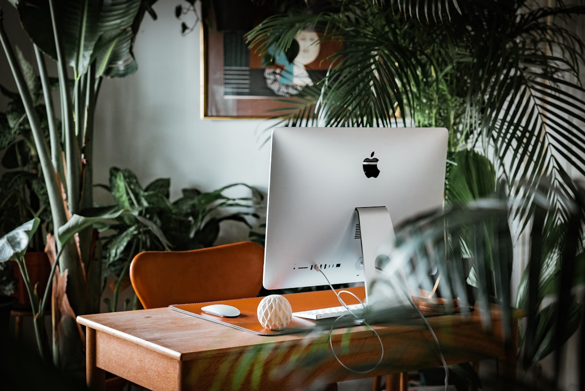 Ordinateur sur un bureau clair