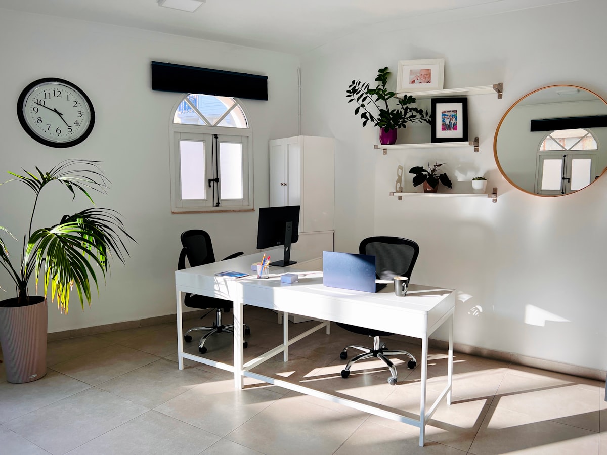 Bureau avec plantes, ambiance douce