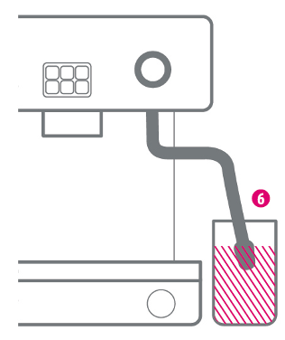 Illustration, Schritt 6: Dampflanze der Kaffeemaschine hängt in einem Glas mit rosa markierter Flüssigkeit