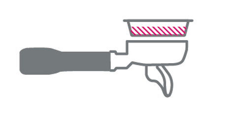 Illustration eines Siebträgers der Kaffeemaschine mit dem Sieb darüber, rosa markiert